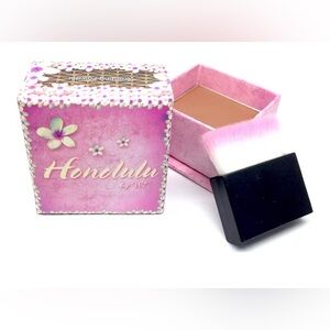 W7 Honolulu Bronzing Powder  with Brush - Brown, New in Box
